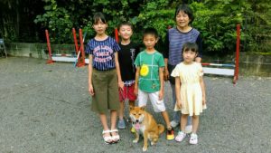 Read more about the article 柴犬のカイ君、お孫さんと一緒にトレーニング　🐶